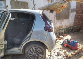 Mulher colide carro roubado e derruba muro de casa na zona Norte Teresina